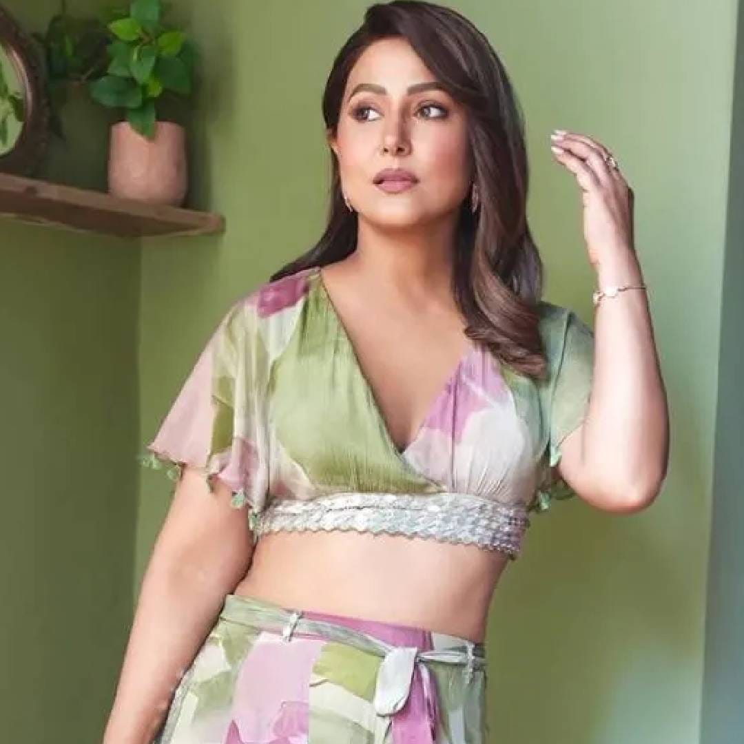 यावेळी रुबीना म्हणते की आमिर त्याच्या आयुष्यात कधीही कोणत्याही मोठ्या वादात अडकला नाही. तेव्हा हिना त्याच्या तिसऱ्या लग्नाचा उल्लेख करत म्हणते, "हा काही कमी वादग्रस्त विषय आहे का? सामान्य लोक तर असाच विचार करतील की, हा काय करतोय? हिलासुद्धा सोडलं का?"