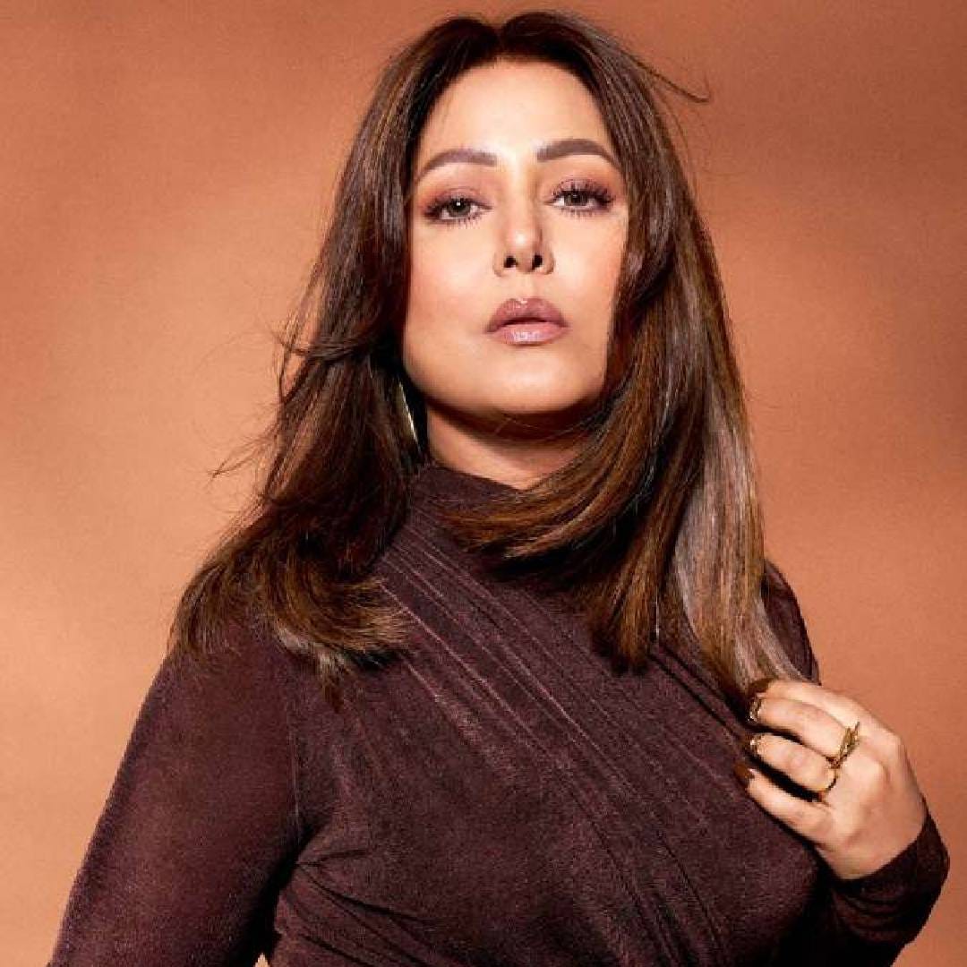 एका कार्यक्रमात हिना तिच्या कॅन्सरच्या लढ्याविषयी म्हणाली होती, “ज्या रात्री मला कॅन्सरबद्दल समजलं, तेव्हा माझा पार्टनर माझ्या घरी आला होता. मला डॉक्टरांनी कॉल केला नव्हता. रॉकीने (बॉयफ्रेंड) सांगितलं की मॅलिग्नंसी आहे, रिपोर्ट्स पॉझिटिव्ह आहेत. दहा मिनिटांनंतर मला आठवलं, रॉकी घरी येण्याआधी मी माझ्या भावाला सांगत होती की मला आज फालूदा खायची इच्छा होतेय. मला समजलं की घरात गोड पदार्थ आला आहे, चांगलंच असेल. या गोष्टीकडे सकारात्मकतेने पाहुयात आणि चला काहीतरी गोड खाऊयात, असं म्हटलं.”