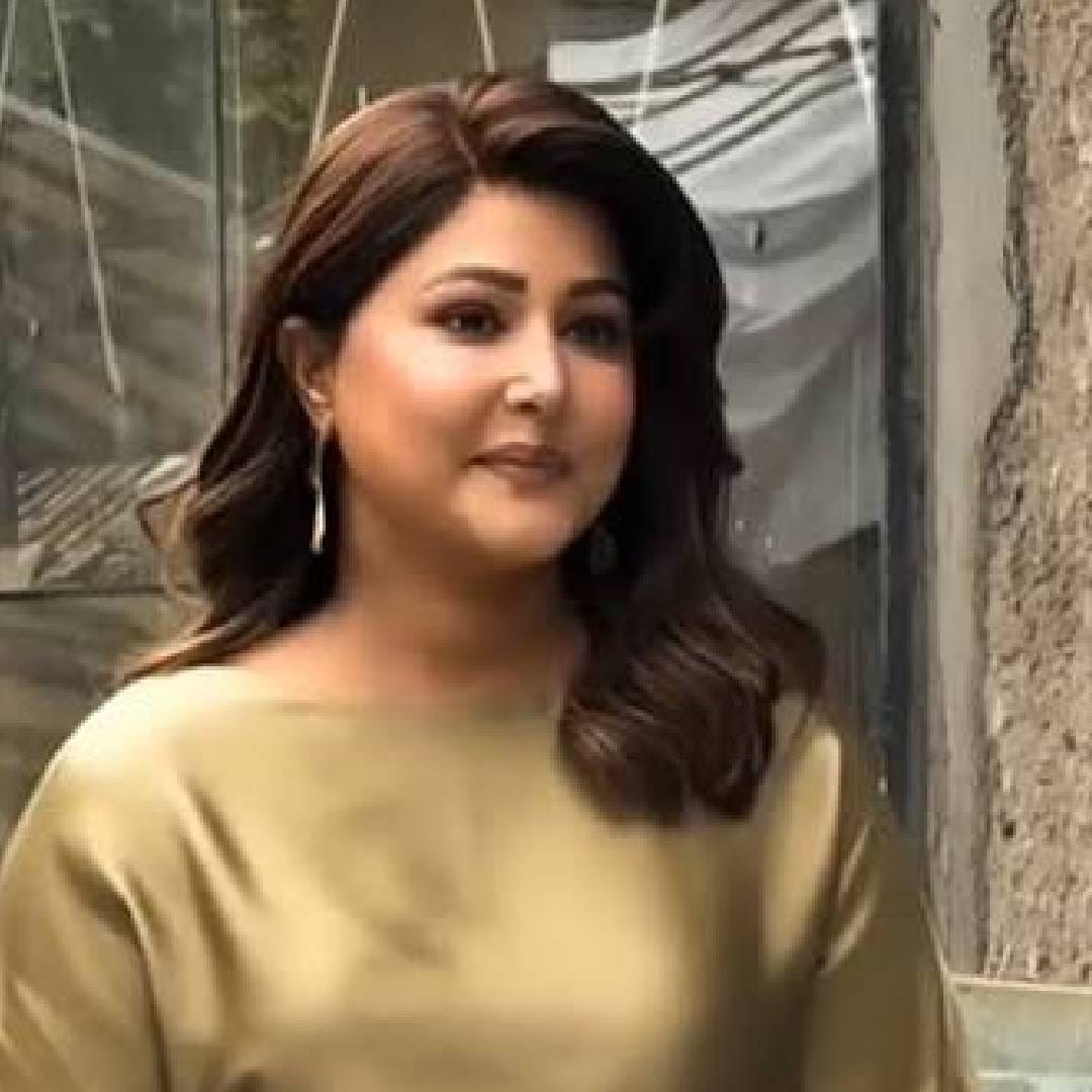 कॅन्सरवर यशस्वीरित्या मात केल्यानंतर हिनाने बॉयफ्रेंड रॉकी जयस्वालशी लग्न केलं. जून 2025 मध्ये हिना आणि रॉकीने गुपचूप लग्न उरकलं होतं. त्यानंतर या लग्नाचे फोटो त्यांनी सोशल मीडियावर पोस्ट केले होते. कॅन्सरशी लढा देण्याच्या या संपूर्ण प्रवासात रॉकी तिच्या बाजूने खंबीरपणे उभा होता.