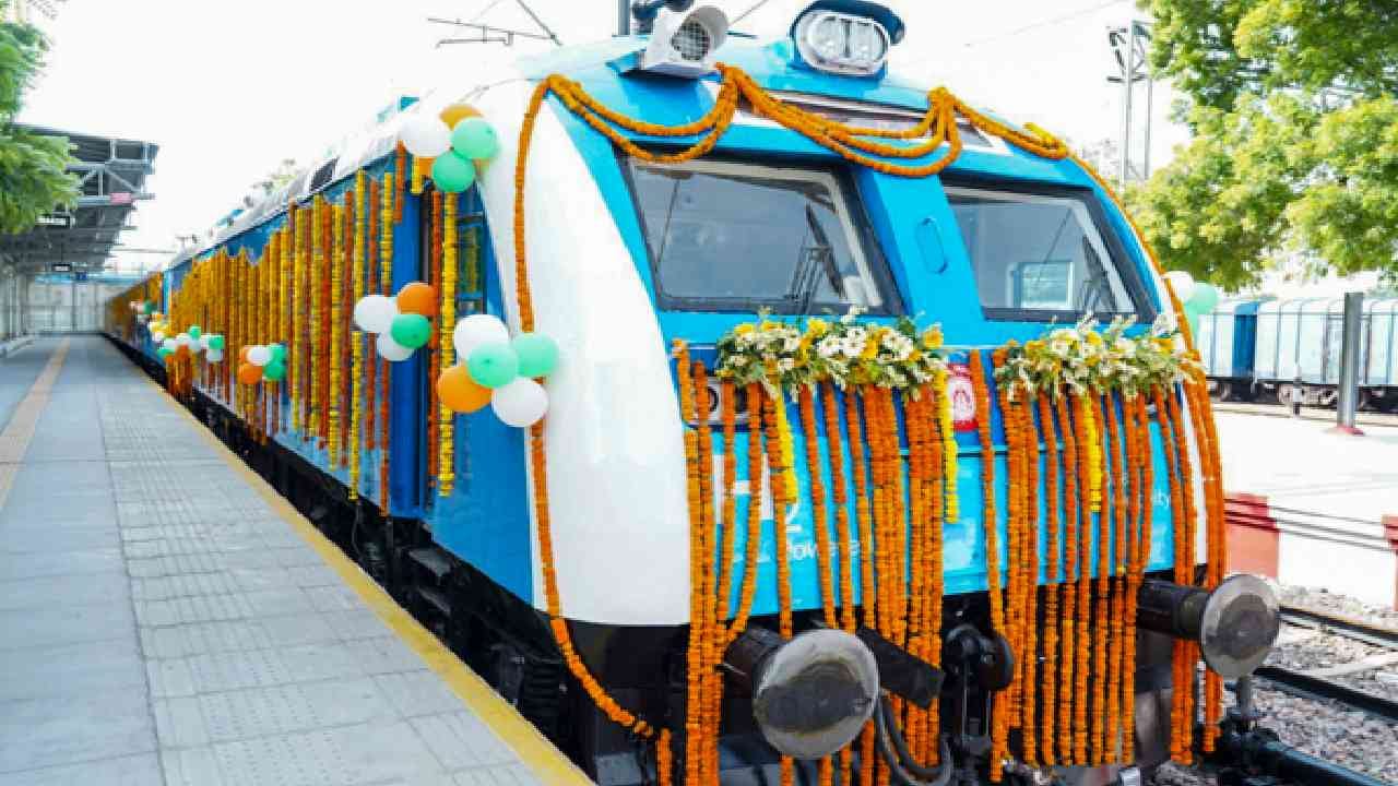 देशातील पहिल्या हायड्रोजन ट्रेनमध्ये ग्रीन हायड्रोजनचा वापर करण्यात आला आहे. ग्रीन हायड्रोजन पाण्याचं इलेक्ट्रोलिसिस करुन बनवलं जातं. कार्बन उत्सर्जन जवळपास शून्य आहे. म्हणून प्रदूषण रहित ही ट्रेन मानली जाते. 