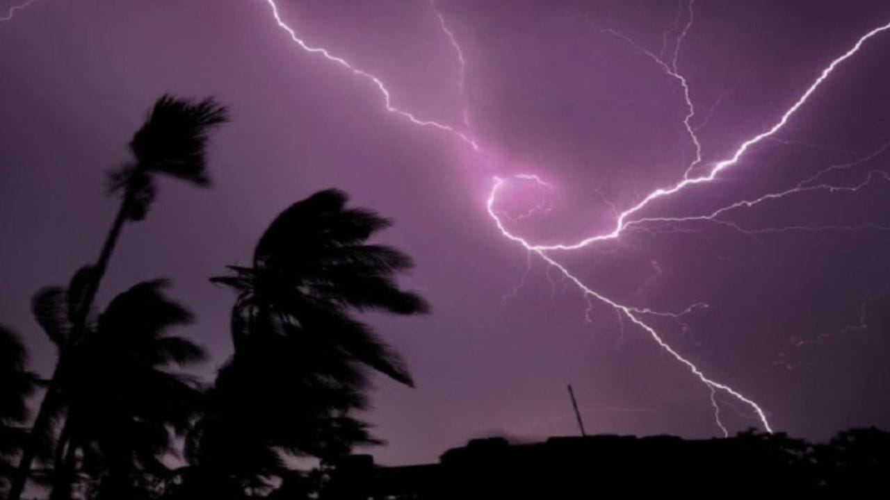 Monsoon update : मोठं संकट, पावसामुळे हाहाकार उडणार, इस्त्रोच्या फोटोंमुळे आयएमडीची झोप उडाली, महाराष्ट्राला मोठा इशारा Monsoon update : मोठं संकट, पावसामुळे हाहाकार उडणार, इस्त्रोच्या फोटोंमुळे आयएमडीची झोप उडाली, महाराष्ट्राला मोठा इशारा