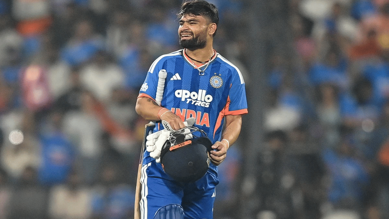 विरोधी संघावर दबाव आणण्यासाठी टीम इंडियाला शेवटच्या षटकांमध्ये मोठी गोलंदाजी करावी लागेल. या समस्येवर तोडगा काढण्यासाठी टीम इंडियाने रिंकू सिंगला संघात परत आणले आहे. अशा परिस्थितीत रिंकू सिंगला आक्रमकपणे फलंदाजी करावी लागेल