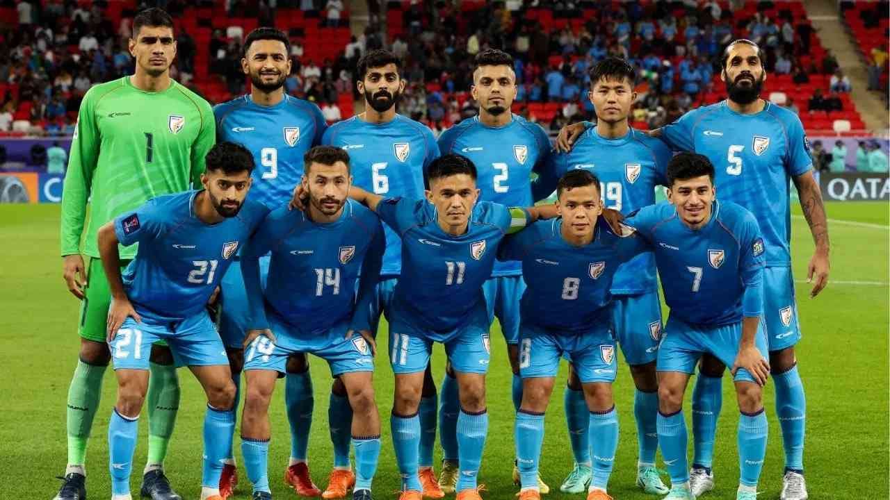 भारतीय फुटबॉल फॅन्ससाठी ही बातमी बूस्टरसारखी आहे. ज्यावेळी वर्ल्ड कप मध्ये 32 टीम्स खेळायच्या, त्यावेळी आशियामध्ये मर्यादीत जागा होत्या. त्यामुळे फिफा वर्ल्ड कपसाठी पात्र ठरणं भारतासाठी जवळपास अशक्यच होतं. 2026 मध्ये 48 संघ झाले, त्यावेळी आशियाचा कोटा वाढला आणि अपेक्षा निर्माण झाल्या. आता 2030 मध्ये 64 टीम्स झाल्या तर आशियाई देशांचा क्वालिफिकेशन कोटा अजून वाढेल. (PHOTO CREDIT- GETTY)