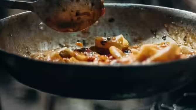 लोखंडी कढईचे आरोग्यदायी फायदे, संभाव्य दुष्परिणाम, योग्य वापराच्या पद्धती आणि दैनंदिन स्वयंपाकातील महत्त्व