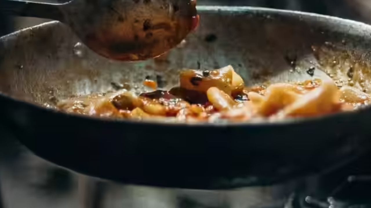लोखंडी कढईचे आरोग्यदायी फायदे, संभाव्य दुष्परिणाम, योग्य वापराच्या पद्धती आणि दैनंदिन स्वयंपाकातील महत्त्व लोखंडी कढईचे आरोग्यदायी फायदे, संभाव्य दुष्परिणाम, योग्य वापराच्या पद्धती आणि दैनंदिन स्वयंपाकातील महत्त्व