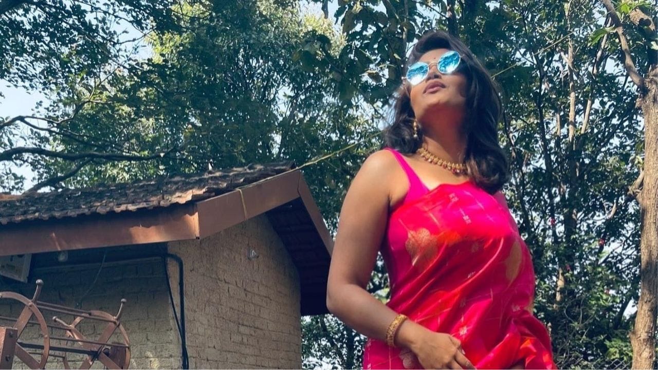 पुढे ती म्हणाली, "पण तुम्ही जर मला विनाकारण असं करायला लावणार असाल तर मी परत तुमच्या दारातही उभी राहणार नाही. म्हणजे मी एखाद्या लहान मुलांसारखी आहे, जे सतत प्रश्न विचारत असतात. हे असं का, ते तसं का, हे असं का केलं ते तसं का केलं. मला माझ्या प्रश्नाचं उत्तर हवं असतं. जर मला माझ्या प्रश्नाचं उत्तरं मिळालं, शंकाचे निरसन झालं, स्टोरीची गरज आहे हे मला समजलं तर मी करेन, अन्यथा मी करणार नाही."