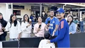चाहत्याने अशा ठिकाणी मागितला ऑटोग्राफ, इशान किशनही पाहतच राहिला.