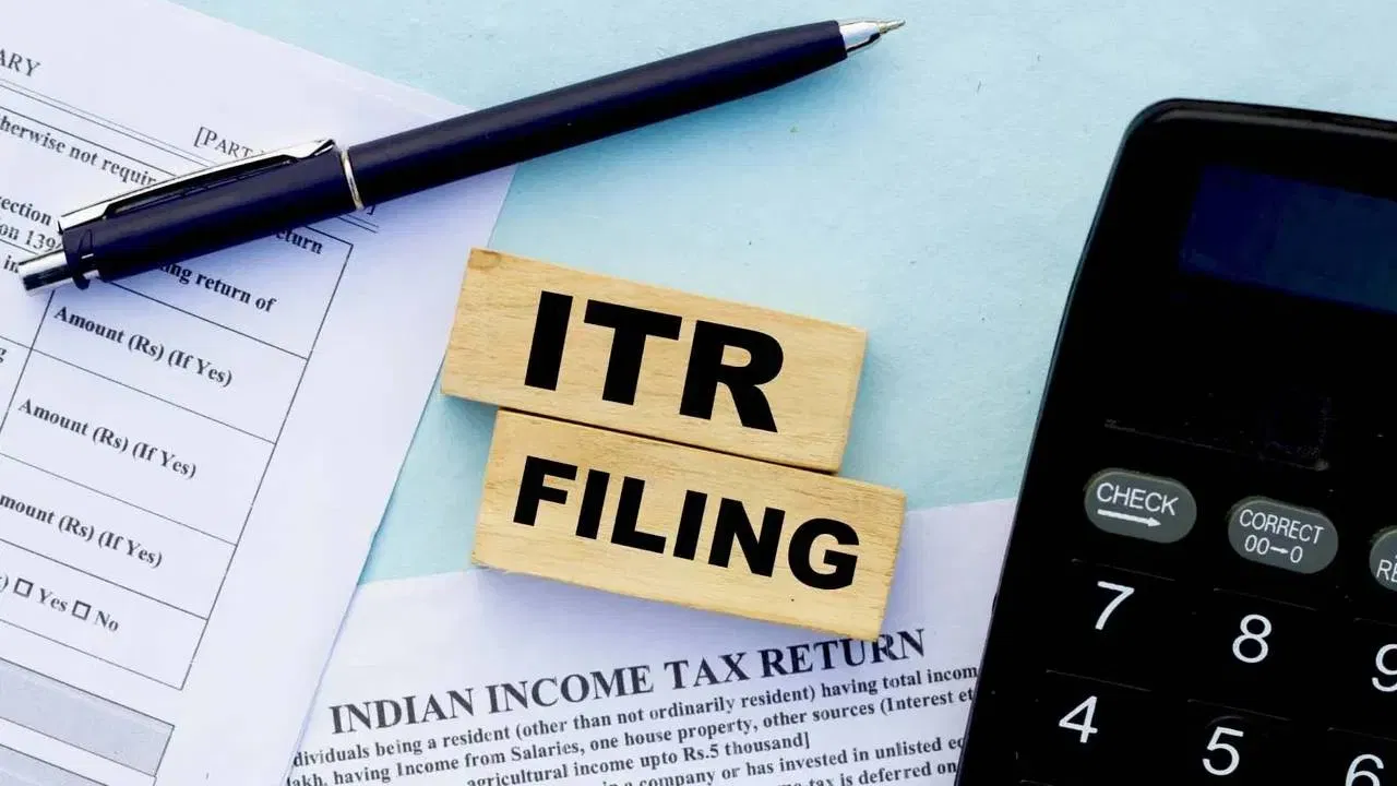 ITR 2026 : फक्त 24 रूपयांमध्ये भरा आयकर रिटर्न, फोनवरून क्षणात होईल काम ITR 2026 : फक्त 24 रूपयांमध्ये भरा आयकर रिटर्न, फोनवरून क्षणात होईल काम