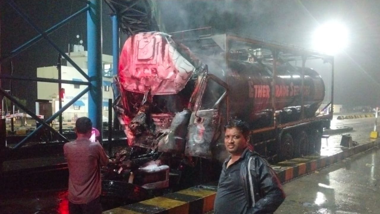 जळगावच्या पारोळा-धुळे राष्ट्रीय महामार्ग क्रमांक सहावरील सबगव्हाण टोल नाक्यावर गॅस टँकरचा भीषण अपघात झाला आहे. यानंतर गॅस टँकरला भीषण आग लागली.
