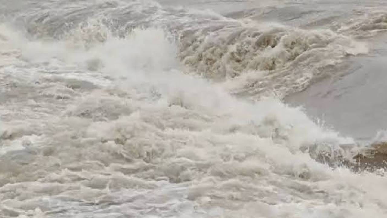 महाराष्ट्राला पावसाने झोडपलं, 5 जणांचा मृत्यू, अनेक ठिकाणी कोसळधारा सुरूच! महाराष्ट्राला पावसाने झोडपलं, 5 जणांचा मृत्यू, अनेक ठिकाणी कोसळधारा सुरूच!