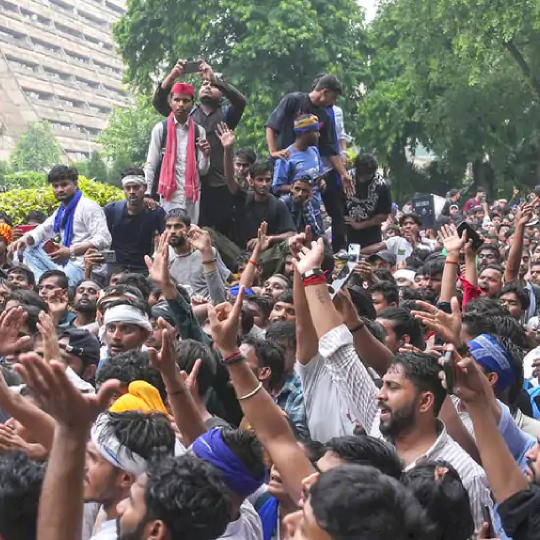 या मोर्चावर पोलिसांनी लाठीचार्ज केल्यानंतर काही आंदोलक आणखी आक्रमक झाले. "मला मारा, मला मारा" अशा घोषणा एक आंदोलक देत होता. सुरक्षा दलांनी आंदोलकांना रोखण्यासाठी संसद भवनाबाहेर अश्रुधुराच्या नळकांड्या फेकल्या.