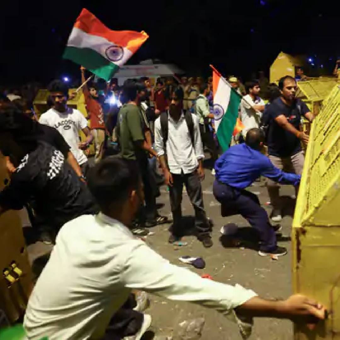 कॉक्रोच जनता पार्टीच्या आंदोलनात सहभागी होण्यासाठी लोक रविवारी रात्री उशिरापर्यंत जंतर मंतरवर पोहोचले होते. दिल्ली पोलीस आणि आरएएफने जंतर मंतर इथं येणाऱ्या लोकांची तपासणी केली.