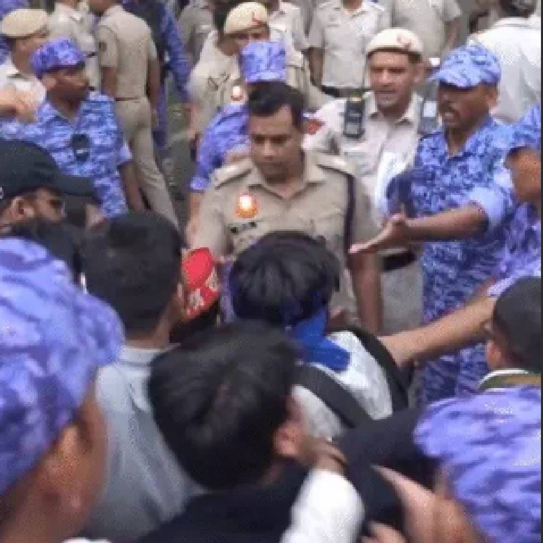 संसद भवनावरील धडक मोर्चाच्या पार्श्वभूमीवर आंदोलक सकाळी 8 वाजता जंतर मंतर इथं जमले. आंदोलकांनी जंतर मंतरपासून संसदेच्या दिशेनं मोर्चा काढला. त्याठिकाणी पोलीस आणि आंदोलकांमध्ये संघर्ष उफाळून आला.