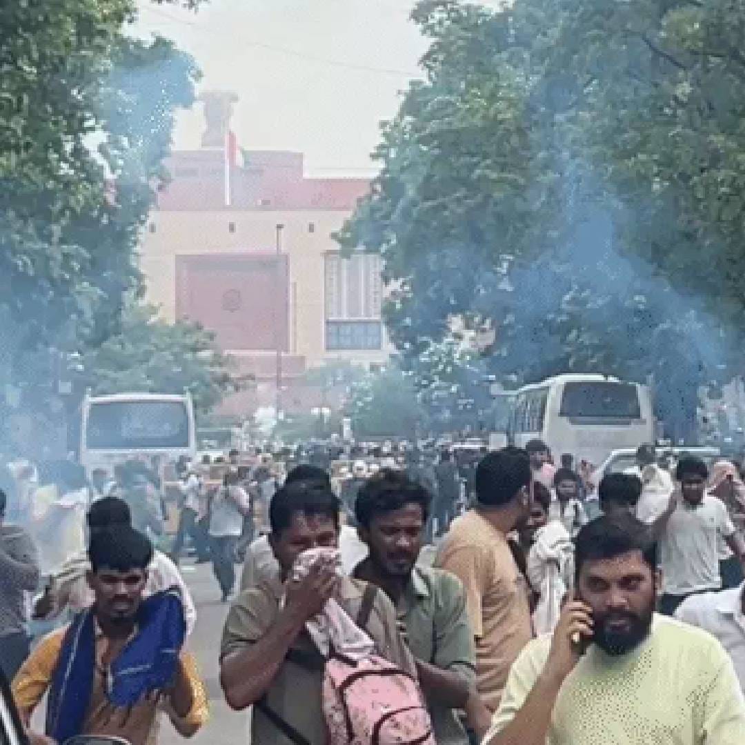 या आंदोलनामुळे संसद भवन परिसराला छावणीचं स्वरुप प्राप्त झालं आहे. पोलिसांनी आंदोलकांवर लाठीचार्ज केला आणि गर्दी पांगवण्यासाठी अश्रुधुराच्या नळकांड्या फेकल्या.