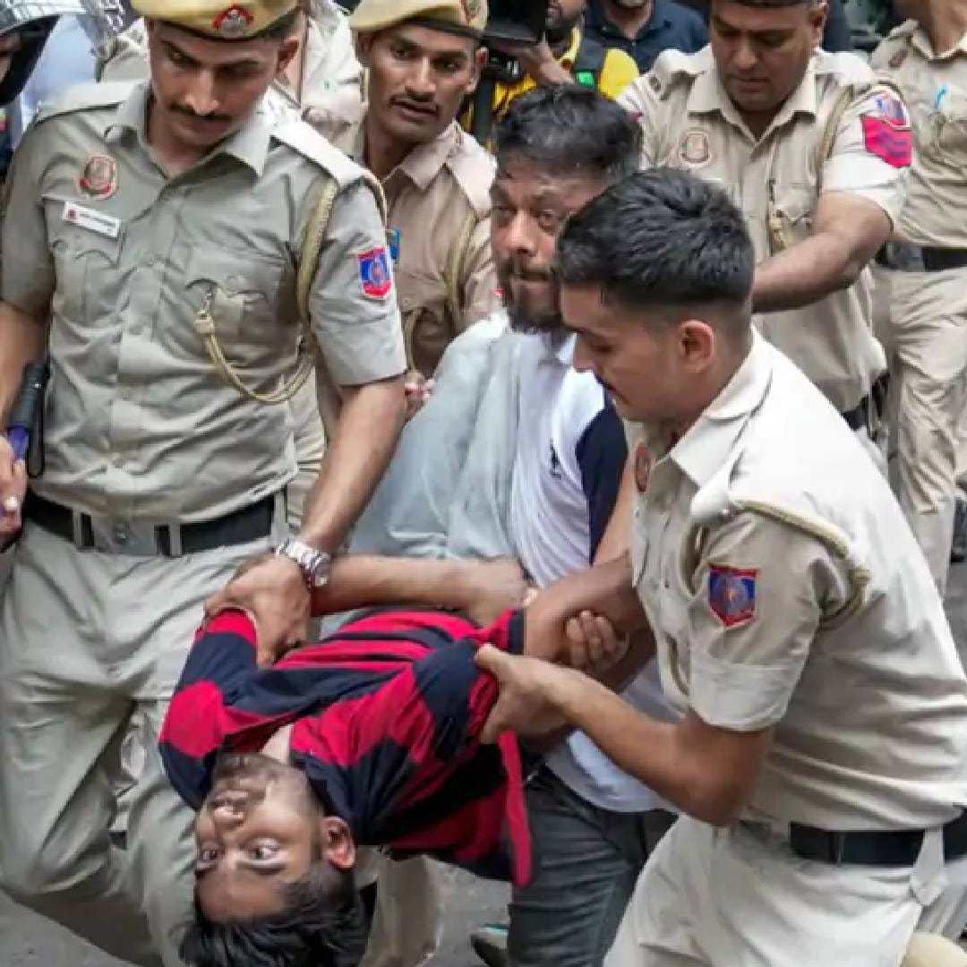 आजच्या आंदोलनासाठी लोक रविवारी रात्री 11 वाजल्यापासूनच जंतर मंतर इथं जमू लागले होते. अनेकांनी फूटपाथवर झोपून रात्र काढली. सकाळी मोर्चा सुरू झाल्यावर पोलीस आणि आंदोलकांमध्ये झटापट झाली.