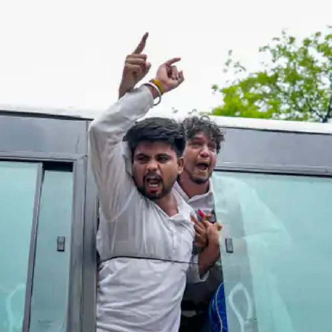 पोलिसांनी काही आंदोलकांना ताब्यात घेतलं. ताब्यात घेतलेल्या आंदोलकांना बसमधून नेण्यात आलं.