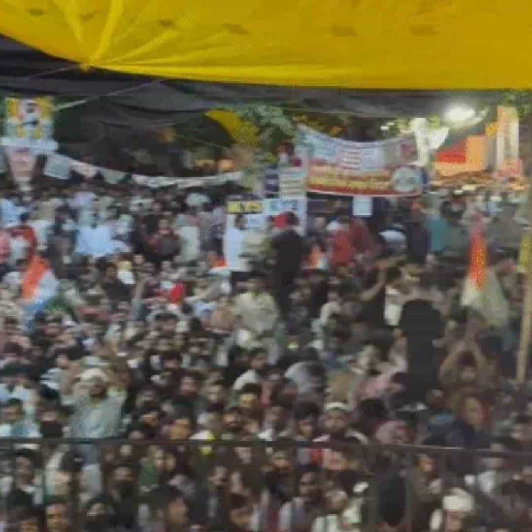 नीट पेपरफुटी प्रकरण आणि केंद्रीय शिक्षणमंत्री धर्मेंद्र प्रधान यांच्या राजीनाम्याच्या मागणीसाठी दिल्लीतील जंतर मंतर याठिकाणी कॉक्रोच जनता पार्टीकडून संसदेवर धडक मोर्चा काढण्यात आला.