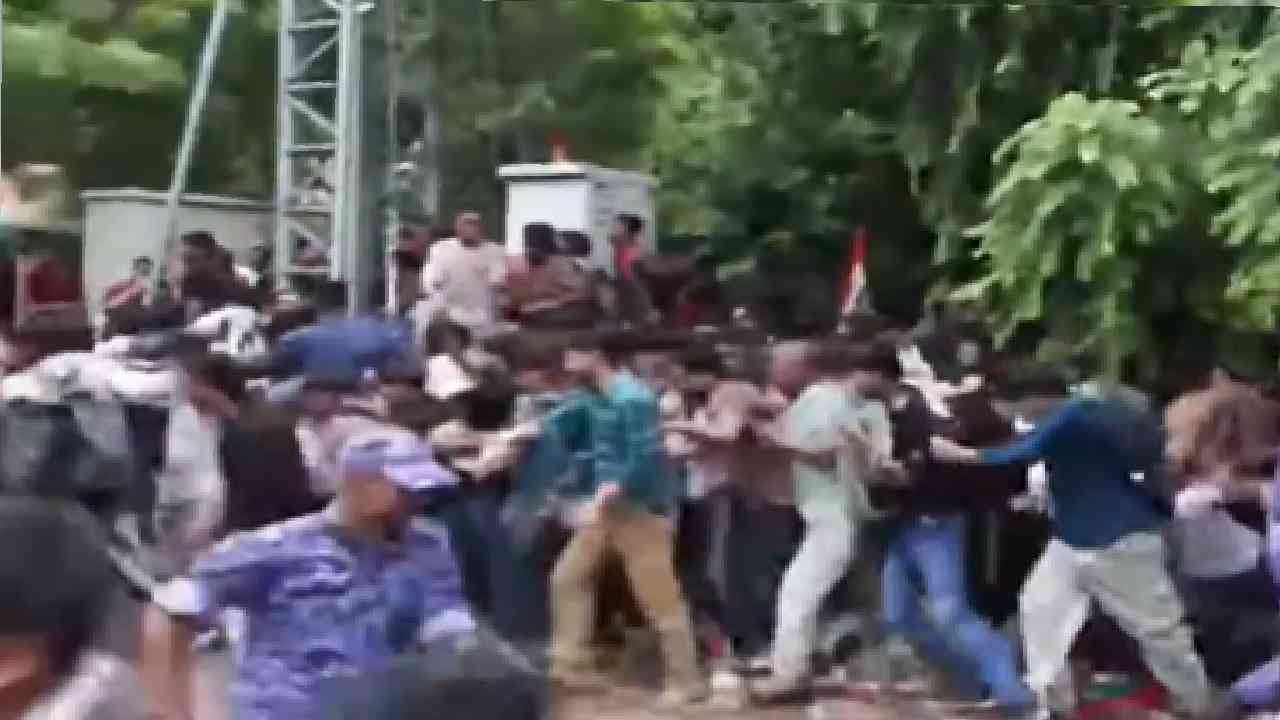 नीट परीक्षेचा पेपर लीक झाला, यासाठी केंद्रीय शिक्षण मंत्री धर्मेंद्र प्रधान यांना जबाबदार ठरवून त्यांचा राजीनामा घ्यावा अशी सामाजिक कार्यकर्ते सोनम वांगचूक आणि कॉकरोच जनता पार्टीची मागणी आहे. त्यासाठी हे आंदोलन सुरु झालेलं.
