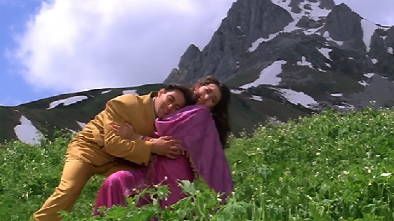 दरम्यान, गीतकार समीर अंजान यांनी नुकत्याच दिलेल्या एका मुलाखतीत चित्रपटातील लोकप्रिय गाणे 'अभी सांस लेने की फुर्सत नहीं है…' याबाबत एक रंजक आठवण सांगितली. त्यांच्या मते, हे गाणे नवविवाहित जोडप्याच्या सुहागरातच्या खासगी आणि भावनिक क्षणांसाठी लिहिले गेले होते.