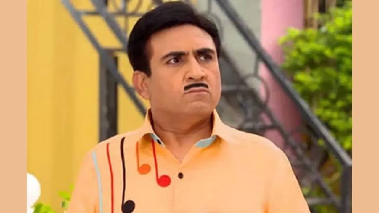 सोशल मीडियावर जेठालालच्या पात्राबाबत पसरलेल्या बातम्या चुकीच्या आहेत, असं खुद्द तारक मेहताच्या निर्मात्यांनी सांगितलं. जेठालालचे पात्र मालिकेतून काढून टाकले जाणार नाही किंवा त्याची भूमिकाही कमी केली जाणार नाही, असं प्रसारमाध्यमांशी बोलताना मालिकेच्या निर्मात्यांनी स्पष्ट केलं. एवढंच नव्हे तर मालिकेची कथा अजूनही जेठाभाईंच्याच भोवती फिरते, असं त्यांनी नमूद केलं. 