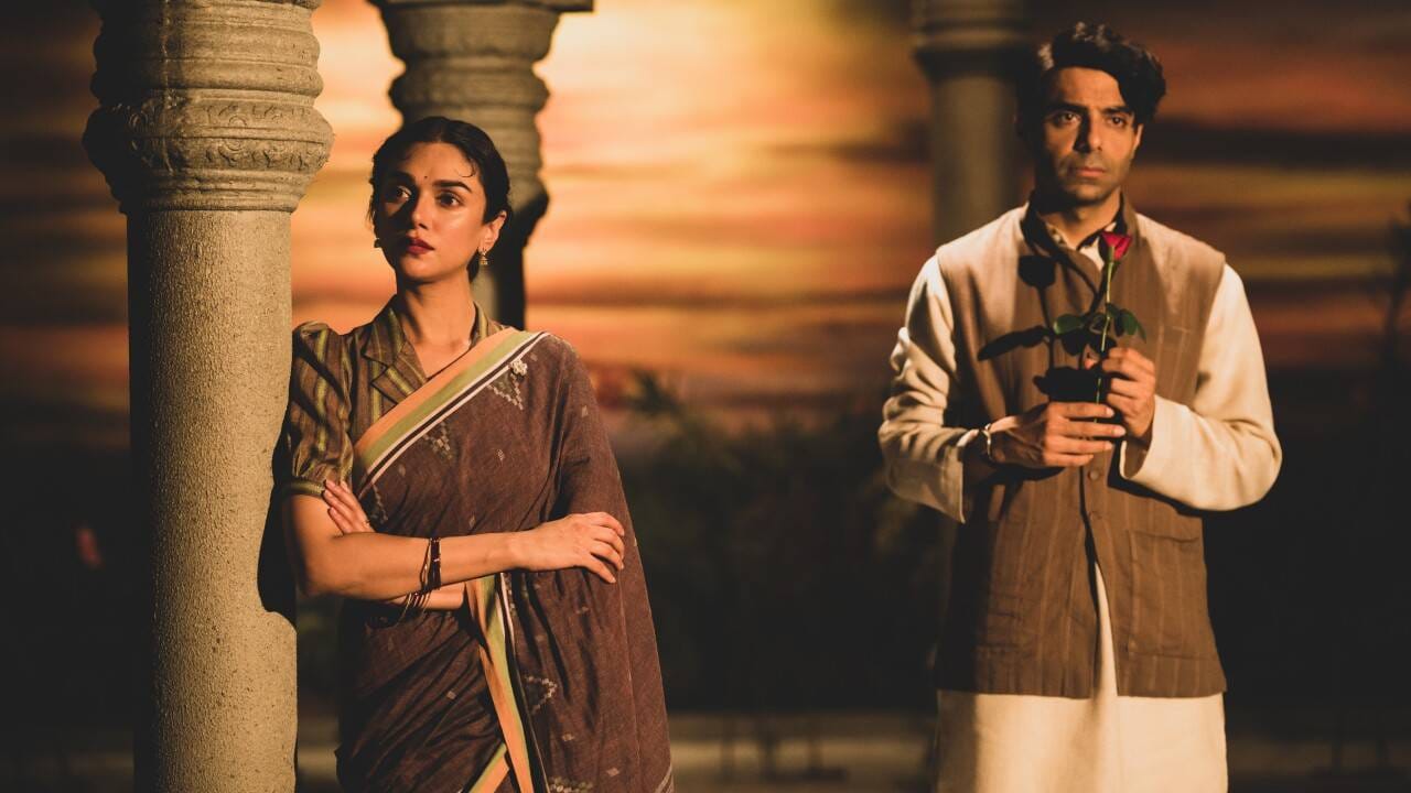 निर्मात्यांनी 1940 आणि 50 च्या दशकातील मुंबई, विंटेज गाड्या, आलिशान स्टुडिओ यांचं इतक्या बारकाईने चित्रण केलं आहे की त्यात तुम्ही पूर्णपणे रमून जाता. जर तुम्हाला मर्डर मिस्ट्री व्यतिरिक्त काहीतरी वेगळं आणि सस्पेन्सने भरलेली कथा पहायची असेल, तर तुमच्यासाठी ही सीरिज सर्वोत्तम पर्याय आहे.