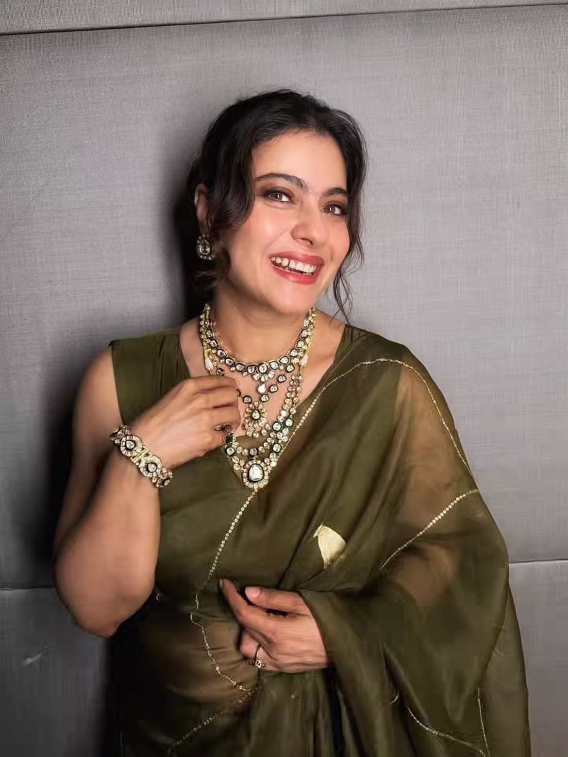 अभिनेत्री काजोल हिच्याबद्दल सांगायचं झालं तर, अभिनेत्री काजोल आज मोठ्या पडद्यावर सक्रिय नसली तरी, कायम कोणत्या न कोणत्या कारणामुळे चर्चे असते. आजही काजोल हिची क्रेझ चाहत्यांमध्ये कायम आहे.