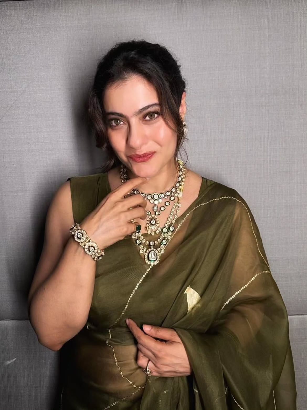 काजोल हिने सोशल मीडियावर काही फोटो पोस्ट केले आहे. साडीत अभिनेत्री प्रचंड सुंदर दिसत आहे. फोटो पोस्ट करत अभिनेत्रीने कॅप्शनमध्ये 'कधीतरी एकदा तुमच्या आयुष्यात एखादी अद्भुत व्यक्ती येते... हे बघा, मी आले! तुमचं स्वागत आहे....' असं विनोदी अंदाजात लिहिलं आहे.