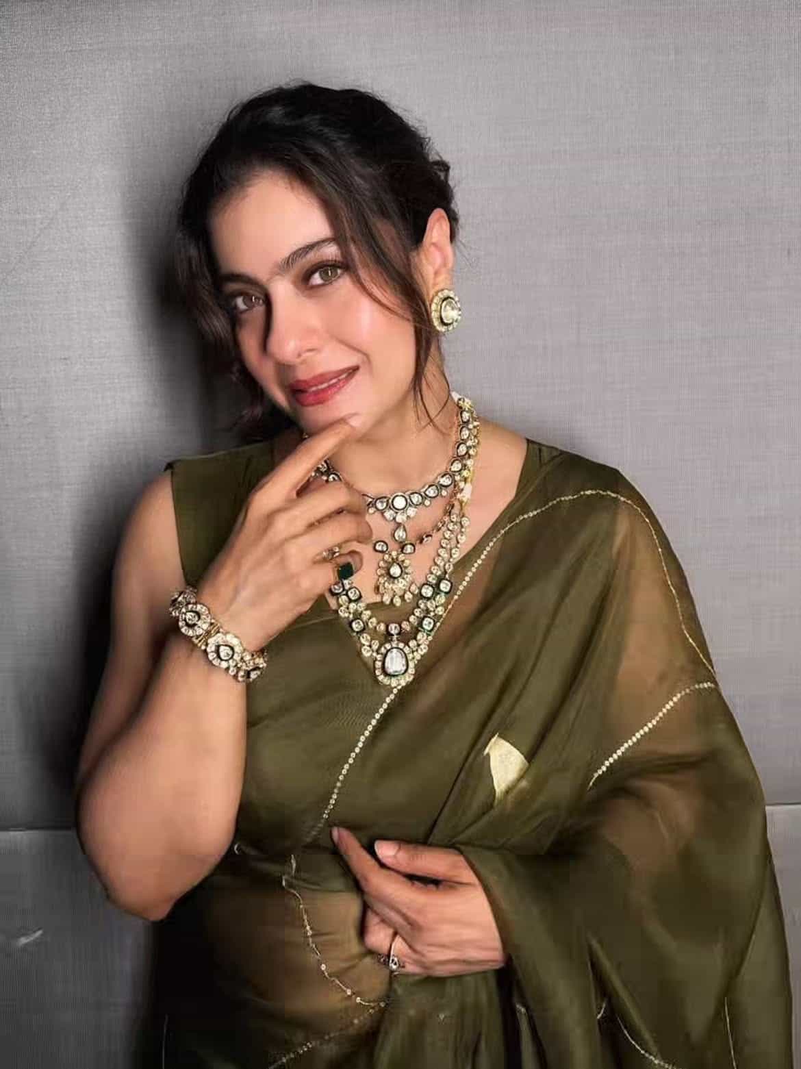 अभिनेत्री काजोल आता बॉलिवूडपासून दूर असली, चाहत्यांमध्ये कायम चर्चेत असते. आता देखील काजोल काही फोटोंमुळे चर्चेत आली आहे. अनेक सिनेमामध्ये दमदार भूमिका बजावत काजोल हिने चाहत्यांच्या मनावर राज्य केलं.