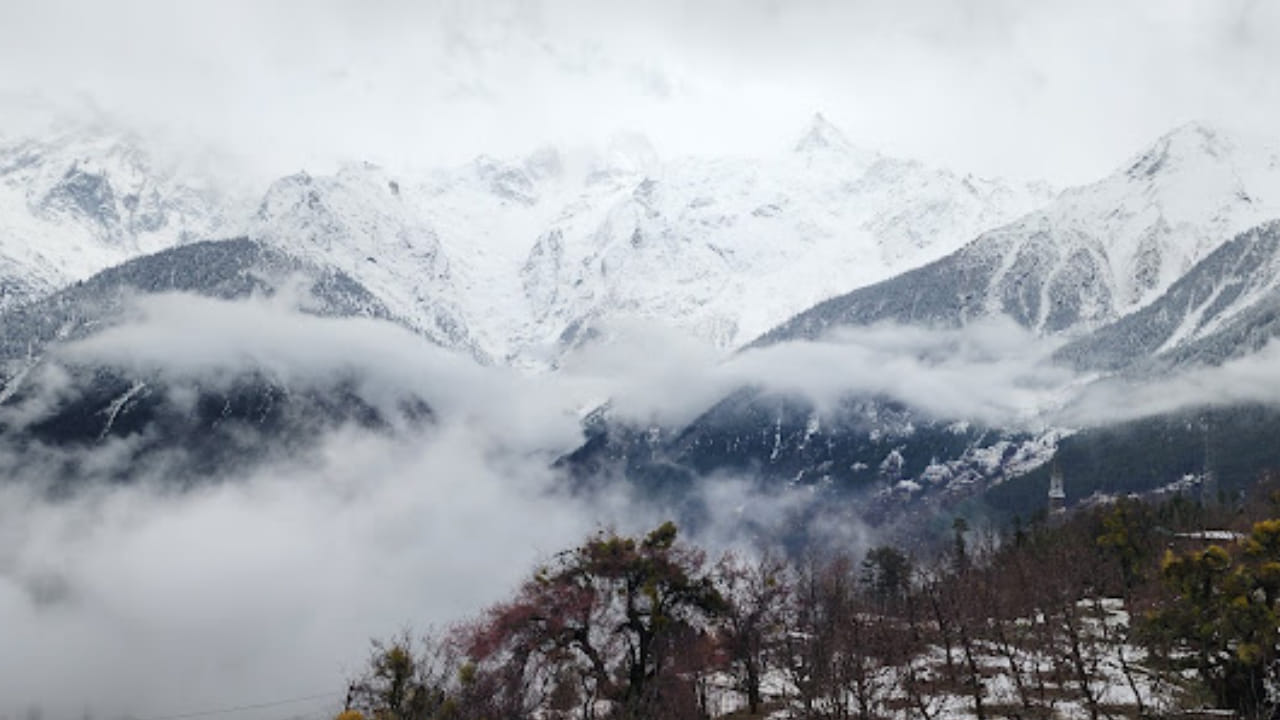 हिमाचल प्रदेशमधील भारत-तिबेट सीमेजवळील चितकुल हे बास्पा नदीच्या काठावर वसलेले सुंदर गाव आहे. स्वच्छ हवा, निसर्गसौंदर्य आणि पारंपरिक लाकडी घरे यामुळे मान्सूनमध्ये या गावाचे आकर्षण अधिकच खुलून दिसते.