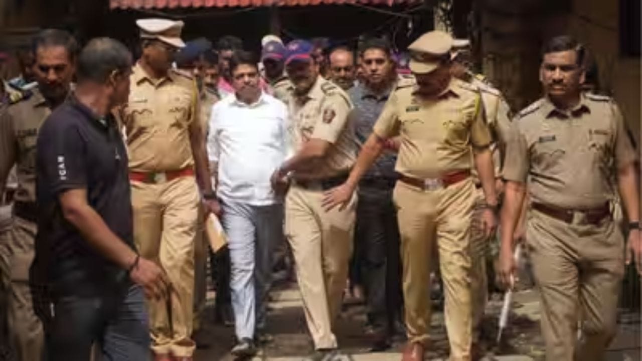 डोंबिवली डॉक्टर मारहाण प्रकरण : आरोपी रमेश म्हात्रे यांना व्हीआयपी ट्रीटमेंट, कल्याण कोर्टात वकील आणि पोलिसांत जुंपली... डोंबिवली डॉक्टर मारहाण प्रकरण : आरोपी रमेश म्हात्रे यांना व्हीआयपी ट्रीटमेंट, कल्याण कोर्टात वकील आणि पोलिसांत जुंपली...
