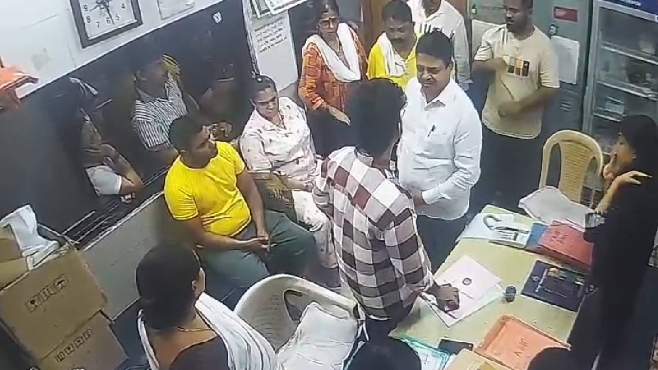 महिला डॉक्टराला मारहाण, शिंदे गटाच्या नगरसेवकाचा CCTV व्हायरल; रुग्णालयात नेमकं काय घडलं? महिला डॉक्टराला मारहाण, शिंदे गटाच्या नगरसेवकाचा CCTV व्हायरल; रुग्णालयात नेमकं काय घडलं?