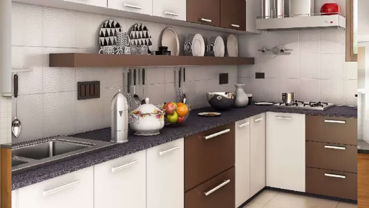 मोहरीचे तेल हे शनी ग्रहाशी संबंधित मानले जाते. स्वयंपाक करताना तेल अचानक संपणे अशुभ मानले जाते. विशेषतः शनिवारी घरात पुरेसे मोहरीचे तेल असावे अशीही श्रद्धा आहे.
