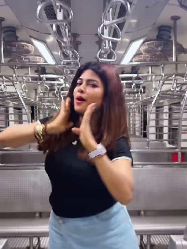 लाल लाल कलरची बांगडीवर मराठी अभिनेत्रीचा लोकल ट्रेनमध्ये डान्स, Video पाहून...