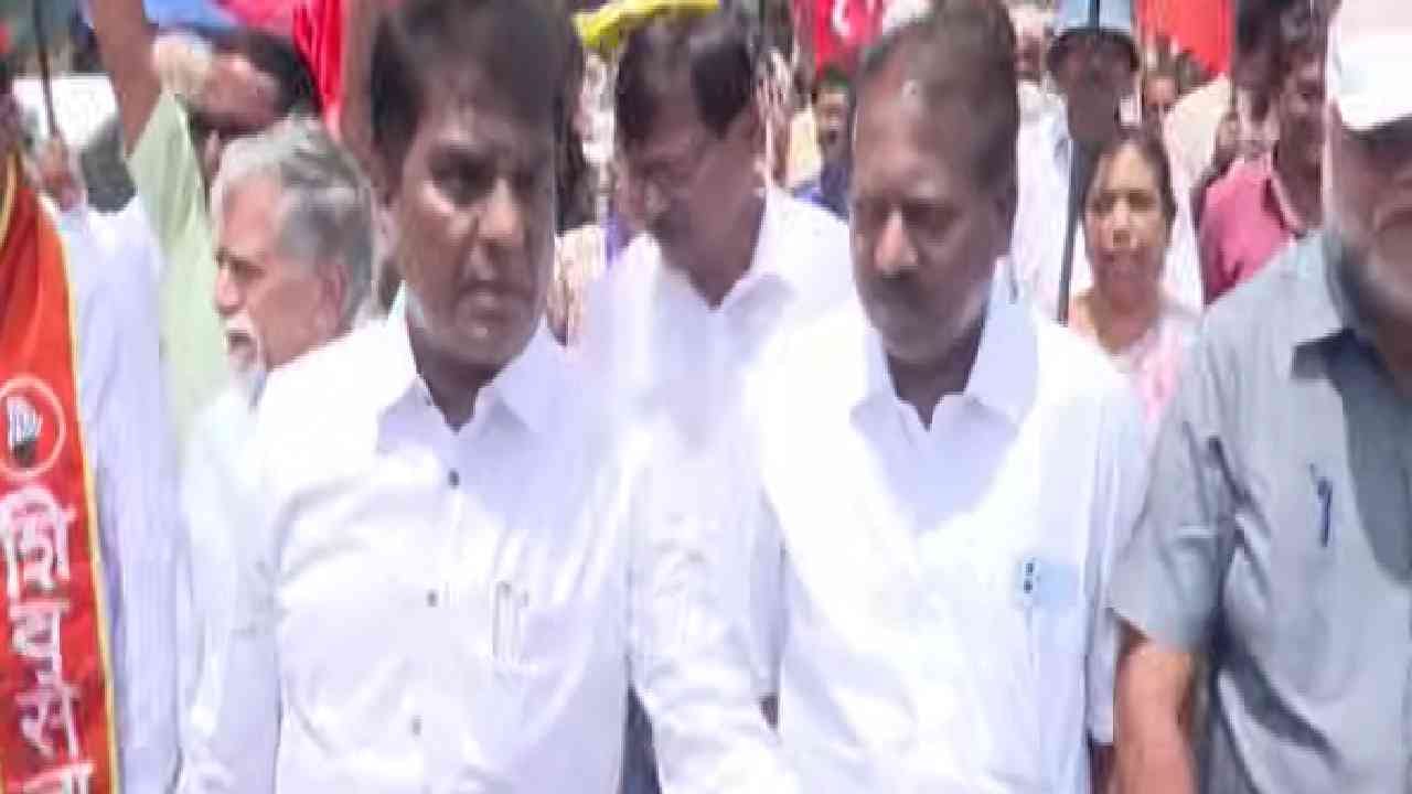 दिल्लीतल्या सोनम वांगचूक आणि अभिजीत दीपके यांच्या आंदोलनाला पाठिंबा देण्यासाठी आज कोल्हापुरात इंडिया आघाडीने मार्च काढला होता. त्यांनी मोदी सरकार विरोधात घोषणा दिल्या. कोल्हापूर मध्यवर्ती बस स्थानक परिसरात रास्ता रोको करण्यात आला.