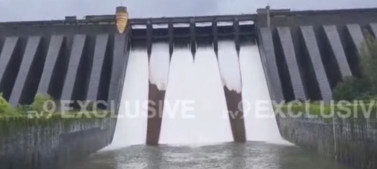 सध्या पश्चिम महाराष्ट्रात चांगला पाऊस पडतोय. याच पासामुळे त्या भागाताली नद्या, ओढे दुथडी भरून वाहू लागले आहेत. या पावसामुळे पश्चिम महाराष्ट्रातील शेतकऱ्यांना दिलासा मिळाला आहे. 