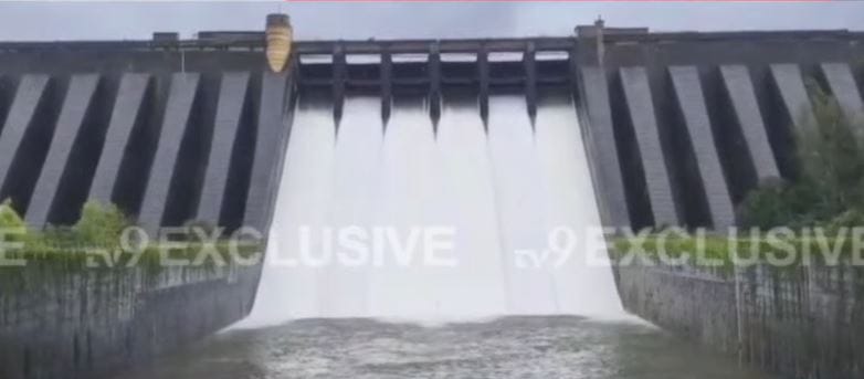चांगला पाऊस झाल्याने पश्चिम महाराष्ट्रातील धरणांत मोठ्या प्रमाणात पाणी जमा होत आहे. पाण्याची आवक वाढल्याने सातारा जिल्ह्यातील कोयना धरणातून पाण्याचा विसर्ग वाढण्यात आलेला आहे. 