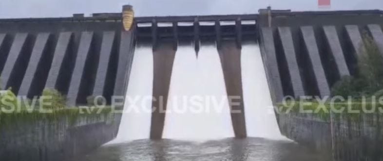 सध्या कोयना धरणातून 5 हजार 79 क्युसेकने विसर्ग सुरू करण्यात आला आहे. कृष्णा, कोयना नदीकाठच्या गावातील ग्रामास्थांनी काळजी घ्यावी, असे सांगण्यातआले आहे. पाण्याची आवक अशीच वाढली तर भविष्यात धरणाचे आणखी दरवाजे उघडले जाऊ शकतात. 