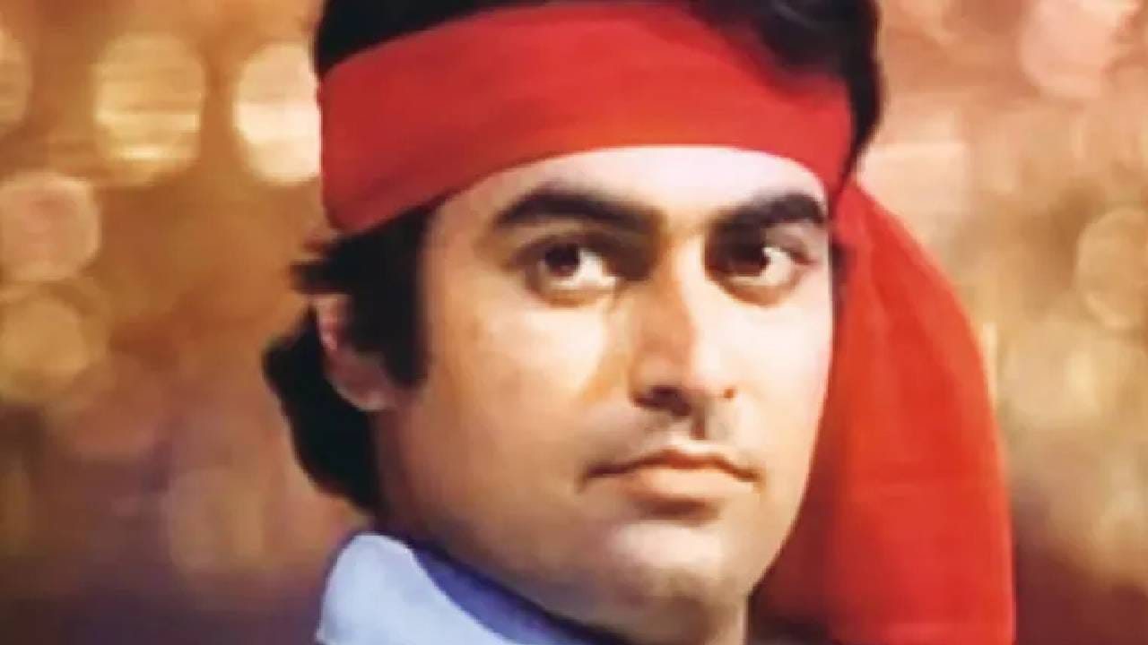 नव्या पिढीलाही जुन्या सदाबहार गीतांची मोहिनी - आज केवळ वयस्कर लोकं किंवा ज्येष्ठ नागरिकच नव्हे तर तरुणाईही जुन्या हिंदी गाण्यांच्या प्रेमात पडली आहेत. इन्स्टाग्राम आणि यूट्यूबसारख्या सोशल मीडिया प्लॅटफॉर्ममुळे या गीतांना नवसंजीवनी मिळाली. एखादं जुनं भावगीत कानावर पडताच मन नकळत भूतकाळात रमून जातं. साधी पण हृदयस्पर्शी चाल, अर्थपूर्ण शब्द आणि सुरेल गायकी ही या गीतांची खरी ताकद आहे. त्यामुळेच दशकानुदशके उलटून गेल्यानंतरही त्यांची मोहिनी आजही कायम आहे.आज आपण अशाच एका अजरामर गीताविषयी जाणून घेणार आहोत. तब्बल 49 वर्षांपूर्वी प्रदर्शित झालेलं हे गाणं आजही लाखो रसिकांच्या ओठांवर रेंगाळतं. त्याची धून कानावर पडताच, आपोाप ते गुणगुणायला लागतो. ( All Photos : Social Media)
