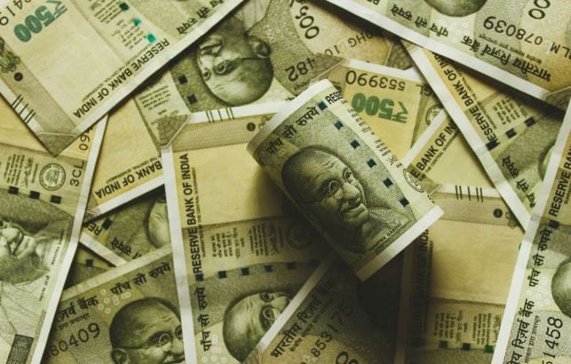 लाडकी बहीण योजनेअंतर्गत राज्यातील पात्र लाडक्या बहिणींना प्रत्येक महिन्याला 1500 रुपयांची आर्थिक मदत केली जाते. याच योजनेचा लाभ घेण्यासाठी राज्य सरकारने मोठा निर्णय घेतला आहे. या निर्णयामुळे लाडक्या बहिणींचा मोठा फायदा होणार आहे.
