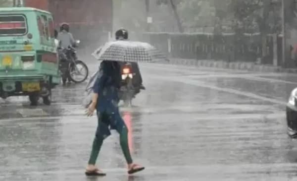 मुंबई, उपनगर परिसरात पावसाने अक्षरश: धुमाकूळ घातला आहे. या पावसामुळे मुंबईची धांदल उडाली आहे. ठिकठिकाणी पाणी साचलेले पाहायला मिळत आहे. अनेक ठिकाणी झाडे उन्मळून पडली आहेत.