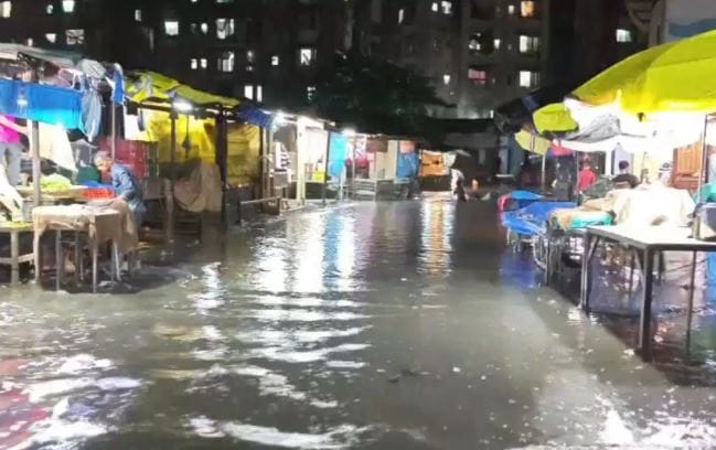 राज्य सरकारच्या हवामानाच्या ताज्या अंदाजानुसार मुंबईवर पावसाचे अजूनही सावट कायम आहे. मुंबई शहरासह रायगड, ठाणे, पालघर, रत्नागिरी आणि सिंधुदुर्ग जिल्ह्यांमध्ये 6 जुलै पर्यंत मुसळधार पाऊस होण्याची शक्यता आहे. 