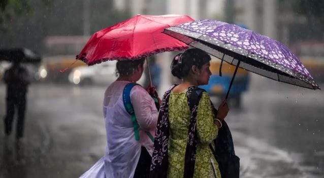 तसेच, मध्य महाराष्ट्रातील सातारा, पुणे आणि नाशिक जिल्ह्यांच्या घाट परिसरातही या कालावधीत मध्यम ते मुसळधार पावसाची शक्यता आहे. त्यामुळे नागरिकांनी या काळात काळजी घ्यावी, असे आवाहन राज्य सरकारकडून करण्यात आले आहे. 
