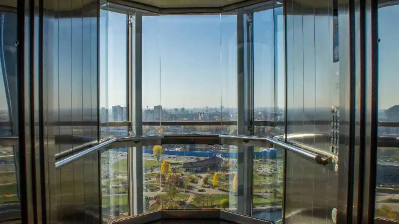 आणीबाणीच्या प्रसंगीही काचेच्या लिफ्ट्सचा मोठा फायदा होतो. जर लिफ्टमध्ये काही कारणाने बिघाड झाला किंवा ती मध्येच थांबली, तर सुरक्षा कर्मचारी किंवा बचाव पथक बाहेरूनच आतली परिस्थिती पाहू शकतात. त्यामुळे मदत करणे सोपे आणि जलद होते.