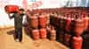 LPG Rate Today: मोठी आनंदवार्ता! घरगुती गॅस सिलेंडर होणार स्वस्त? झरझर उतरणार किंमत? मोठी अपडेट वाचली का?