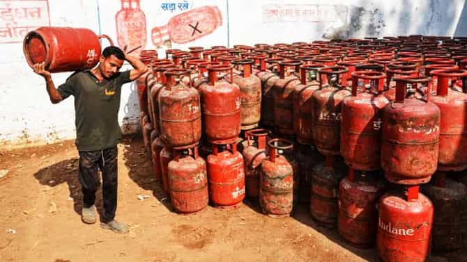 LPG Rate Today: मोठी आनंदवार्ता! घरगुती गॅस सिलेंडर होणार स्वस्त? झरझर उतरणार किंमत? मोठी अपडेट वाचली का?