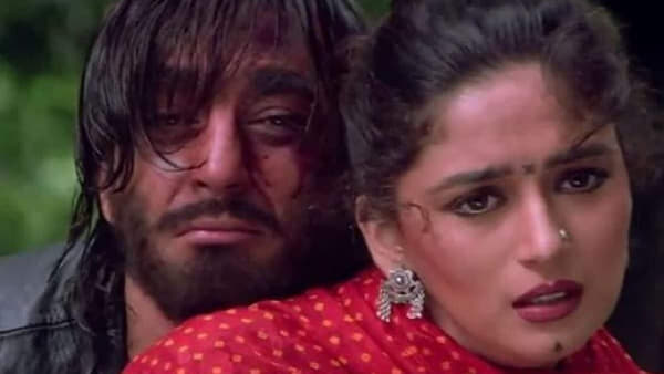 माधुरी दीक्षितचे प्रचंड वादग्रस्त 3 चित्रपट, झालेली बंदीची मागणी, तरीही ठरले सुपरहिट, शेवटचा तर...