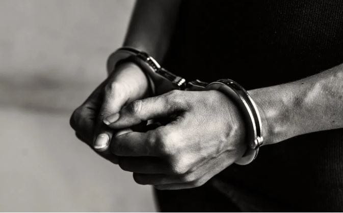 आथा याच प्रकरणाला खळबळजनक वळण लागलं आहे. या दरोड्याच्या गुन्ह्यात नऱ्हे पोलिसांनी एका तोतया पत्रकाराला बेड्या ठोकल्या आहेत. विशेष म्हणजे याच प्रकरणात पोलिसांनाही आरोपी करण्यात आलं आहे.