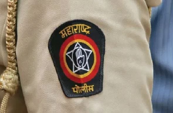ग्रामीण पोलीस दलातील राजगड पोलीस ठाण्यांतर्गत येणाऱ्या खेड शिवापूर पोलीस चौकीतील एका महिला पोलीस हवालदारासह पोलीस शिपायाला या गुन्ह्यात सहआरोपी करण्यात आले आहे. 