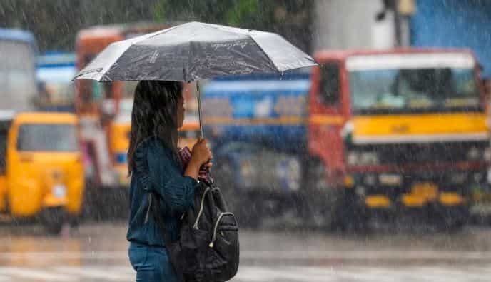 नागपूर : काही दिवसांची विश्रांती घेऊन आता पावसाने पुन्हा एकदा हजेरी लावायला सुरुवात केली आहे. हवामान विभागाने नागपूरला सध्या यलो अलर्ट दिला आहे. शहरी भागात सध्या चांगलाच पाऊस कोसळतो आहे.