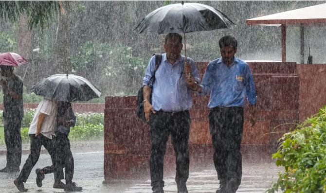 बंगालच्या खाडीत तसेच ओडिशा आणि पश्चिम बंगालच्या सागरी किनाऱ्यावर कमी दबाचा पट्टा तयार होत आहे. त्यामुळे आता पुन्हा एकदा भारतात तसेच महाराष्ट्रातही पुन्हा एकदा पाऊस कोसळण्याची शक्यता निर्माण झाली आहे. 